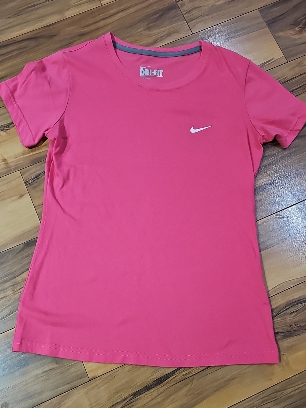 Nike Women's Medium Slim Fit Hot Pink Short-Sleeve Dri-FIT Tee